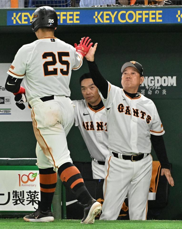 　８回、勝ち越しソロを放った岡本和（左）を迎える原監督