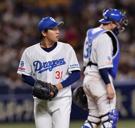 　５回途中、降板する仲地（撮影・山口登）