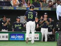 　３日の巨人戦、５回にオスナ（１３）は中前に同点適時安打を放ち、代走と交代する（撮影・佐藤厚）