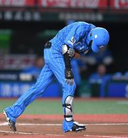 　１回、死球を受け悶絶する源田（撮影・開出牧）