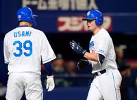 　３回、２ランを放ち、宇佐見（３９）に迎えられる細川