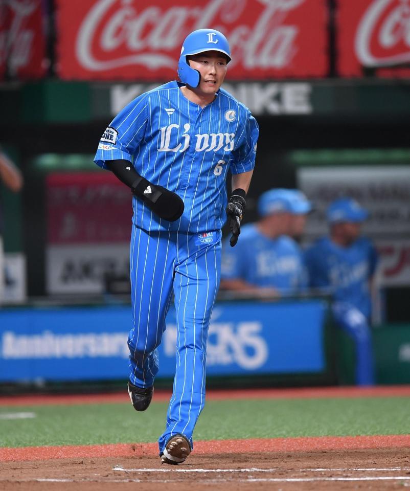 　１回、死球を受けた源田はベンチ裏で治療を受け一塁へ向かう（撮影・開出牧）