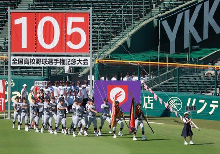 　リハーサルで、前年優勝の仙台育英を先頭に入場行進が始まった（撮影・石湯恒介）