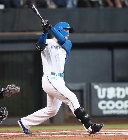 　１回、同点ソロ本塁打を放つ清宮（撮影・中島達哉）