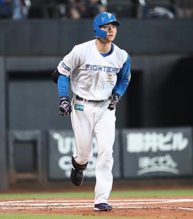 　１回、同点ソロ本塁打を確信して走り出す清宮（撮影・中島達哉）