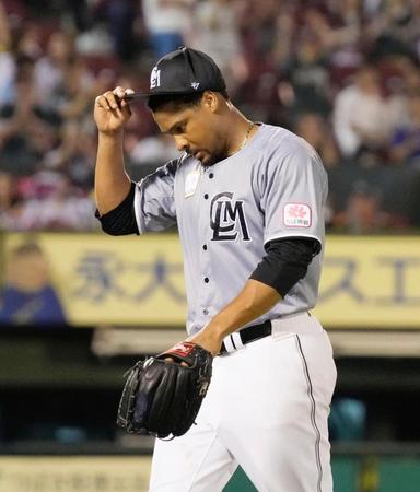 　８回、楽天に逆転を許し、さえない表情でベンチに戻るペルドモ