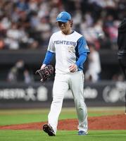 　５回途中５失点で降板する伊藤（撮影・中島達哉）