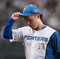 　５回途中５失点で降板する伊藤（撮影・中島達哉）