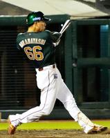 　４回、村林が左翼線に適時二塁打を放つ