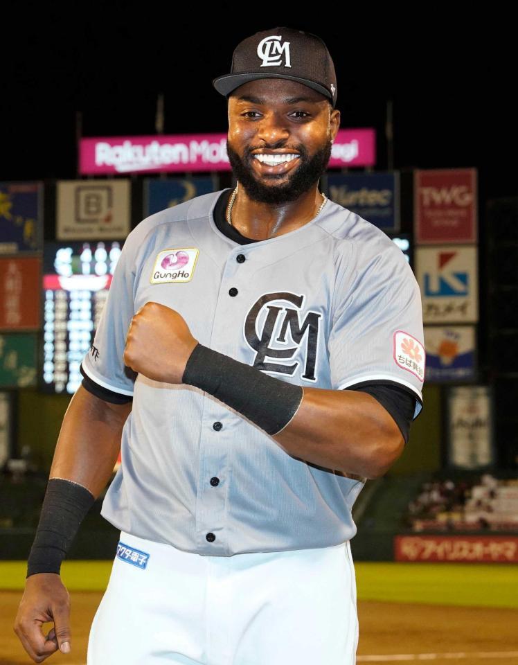 　ヒーローインタビューを終え、ポーズをとるポランコ