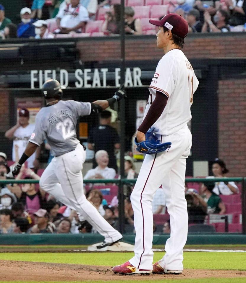 　１回、ポランコ（左）に先制の満塁本塁打を浴びた岸