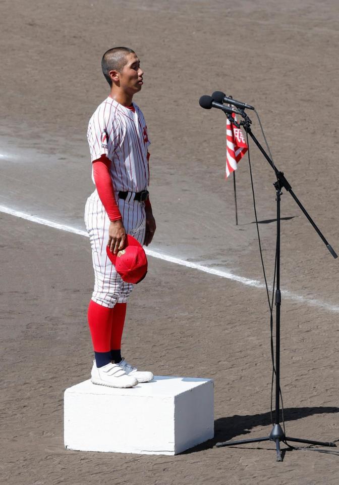 　第１０５回全国高校野球選手権大会の開会式リハーサルで、選手宣誓の練習をする高知中央の西岡悠慎主将