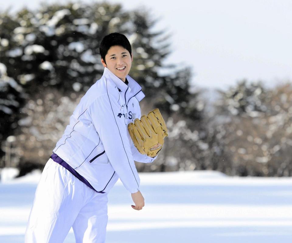　雪の中で笑顔でキャッチボールを行う高校時代の大谷翔平＝２０１３年１月５日撮影
