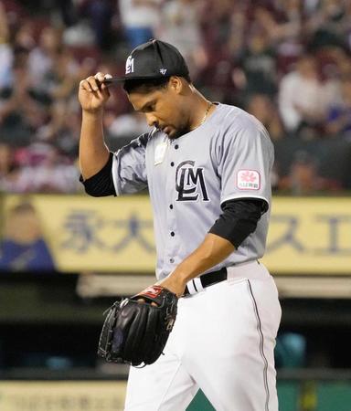 　８回、楽天に逆転を許し、さえない表情でベンチに戻るペルドモ