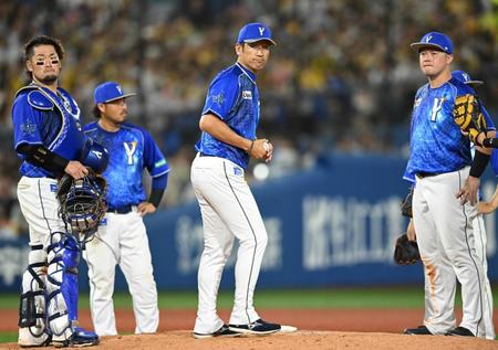 　８回、エスコバーを交代させマウンドで厳しい表情の三浦監督