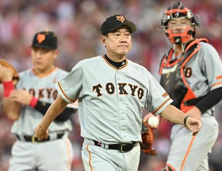 　３回、山崎伊を降板させ、ベンチへ戻る原監督（撮影・田中太一）