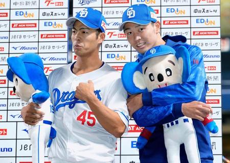 　ヤクルトに連勝し、お立ち台で笑顔の高橋宏（右）と龍空