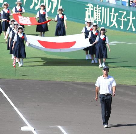 　先導役を務めた日大豊山・光永翔音（右手前）＝撮影・伊藤笙子
