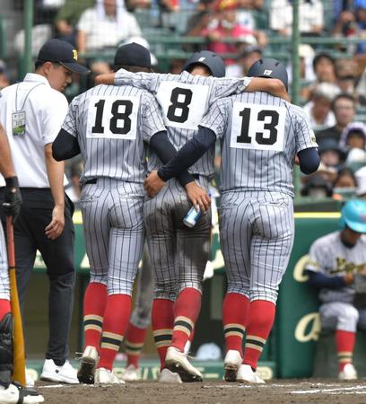 　６回、ベンチに下がる上田西・黒岩大都（８）＝撮影・石井剣太郎