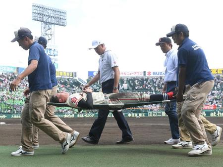 　６回終わりに担架で運ばれる土浦日大・香取（撮影・石井剣太郎）