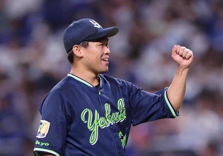 　中日に勝利しガッツポーズする田口