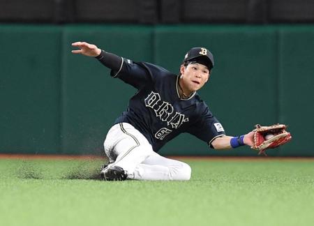 　６回、マキノンの打球を好捕する中川圭（撮影・棚橋慶太）