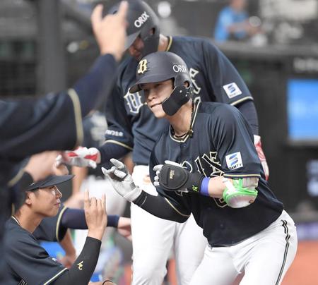 　６回、２ランを放ちナインとポーズを決める中川圭（撮影・棚橋慶太）