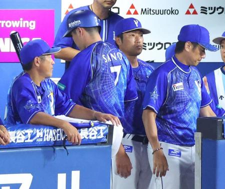 　７回、好機で代打を送られ、うつむきながらベンチに下がる佐野（７）。右は三浦監督（撮影・吉澤敬太）