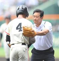 　始球式を終え、土浦日大・中本佳吾（左）と握手を交わす栗山英樹氏（撮影・伊藤笙子）