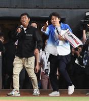 　試合前、グラウンドに登場した明石家さんま（左）と大泉洋（撮影・中島達哉）