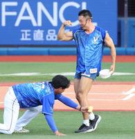 　上茶谷（左）と筋肉飴とりゲームを行うなかやまきんに君（撮影・吉澤敬太）