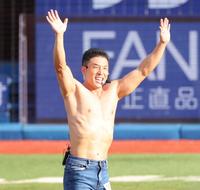 　始球式で７１キロを記録した、なかやまきんに君（撮影・吉澤敬太）