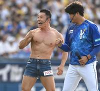 　上茶谷と“パワー！”で球場を盛り上げるなかやまきんに君（撮影・金田祐二）