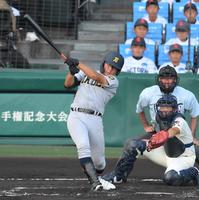 　１回、ファーストへ先制２点適時内野安打を放つ仙台育英・斎藤敏哉（撮影・伊藤笙子）