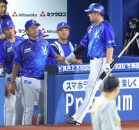 　７回、好機で佐野（右）に代打を送った三浦監督（左から２人目）＝撮影・吉澤敬太