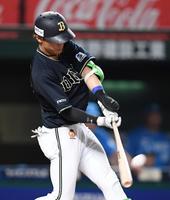 　６回、２ランを放つ中川圭（撮影・棚橋慶太）