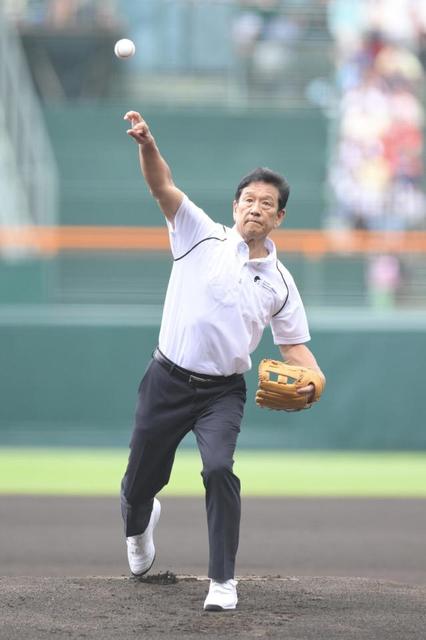 夏の甲子園　栗山英樹氏が始球式　上田西の投手、土浦日大の打者とも握手　客席からどよめきと拍手がわき起こる