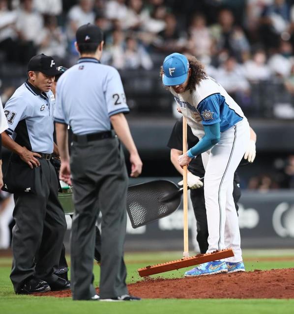 日本ハム　制球苦しむポンセ　異例の自らトンボがけ　マウンドの硬さ気になった？　４回までで５四球　球場沸き、ＳＮＳ騒然「初めてみた」