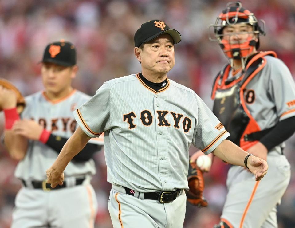 　３回、山崎伊を降板させ、ベンチへ戻る原監督（撮影・田中太一）