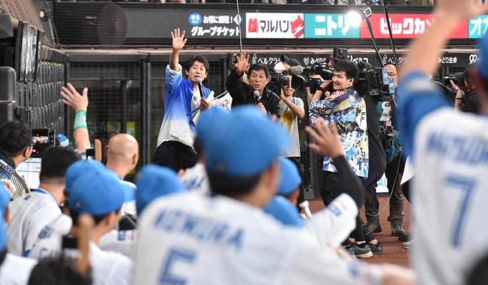 　試合前、日本ハムナインに手を振る（左から）大泉洋と明石家さんま（撮影・中島達哉）