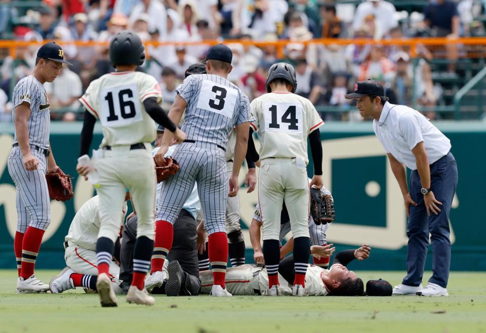 　６回を終えてベンチに引き揚げる際に倒れた土浦日大・香取（右下）