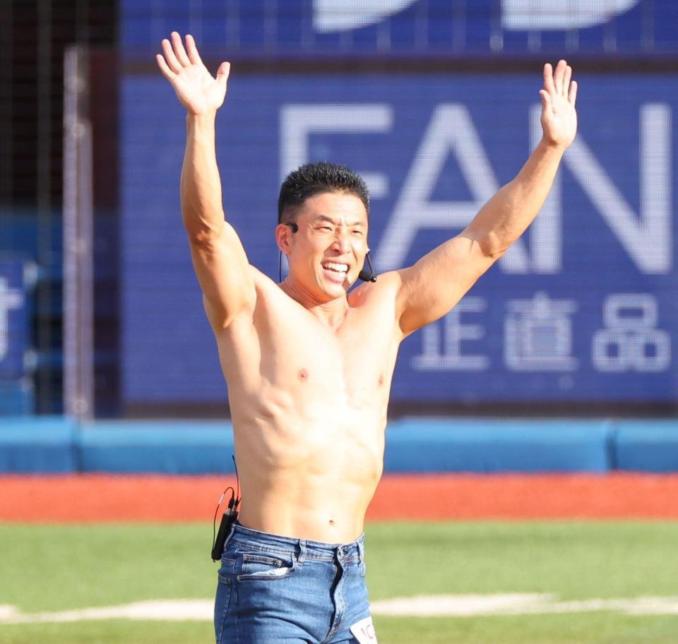 　始球式で７１キロを記録した、なかやまきんに君（撮影・吉澤敬太）