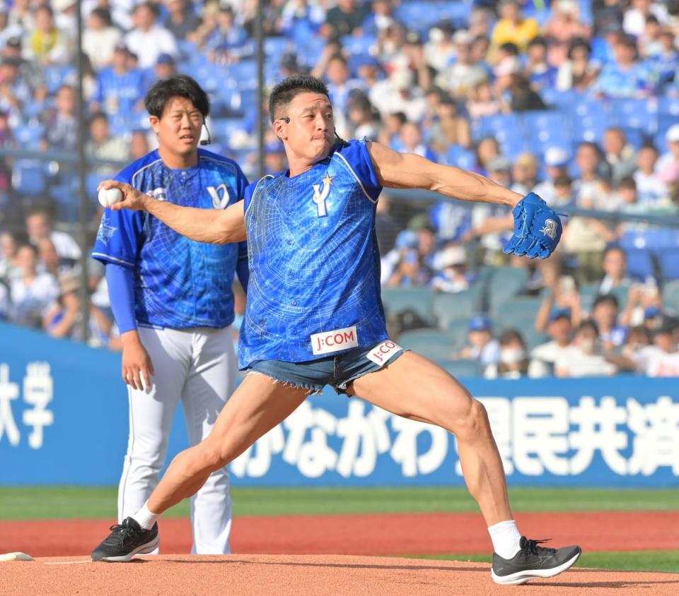 　始球式を務めるなかやまきんに君。後方は上茶谷（撮影・立川洋一郎）