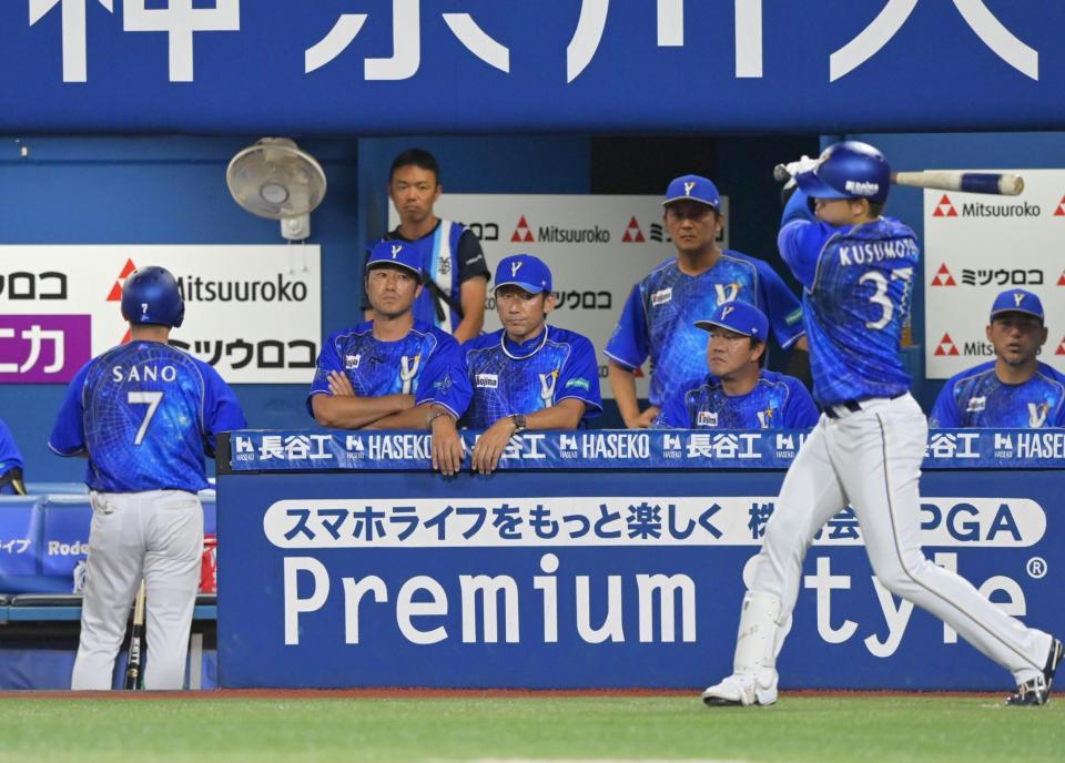 　７回、佐野（７）に代えて楠本（右手前）を代打に送る三浦監督（中央）＝撮影・立川洋一郎