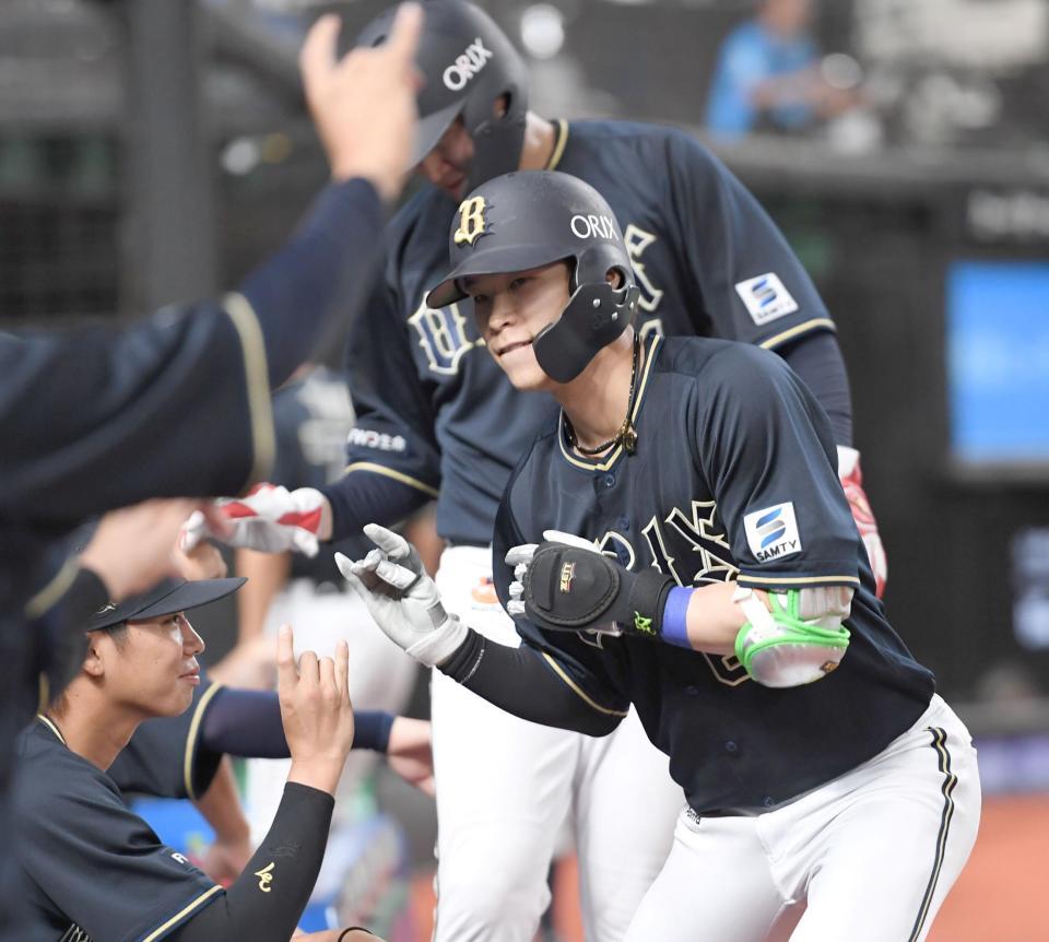 　６回、２ランを放ちナインとポーズを決める中川圭（撮影・棚橋慶太）