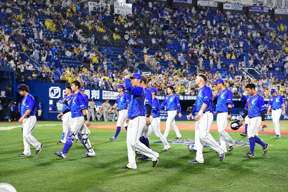 　阪神に３タテされがっくりのＤｅＮＡナイン（撮影・金田祐二）