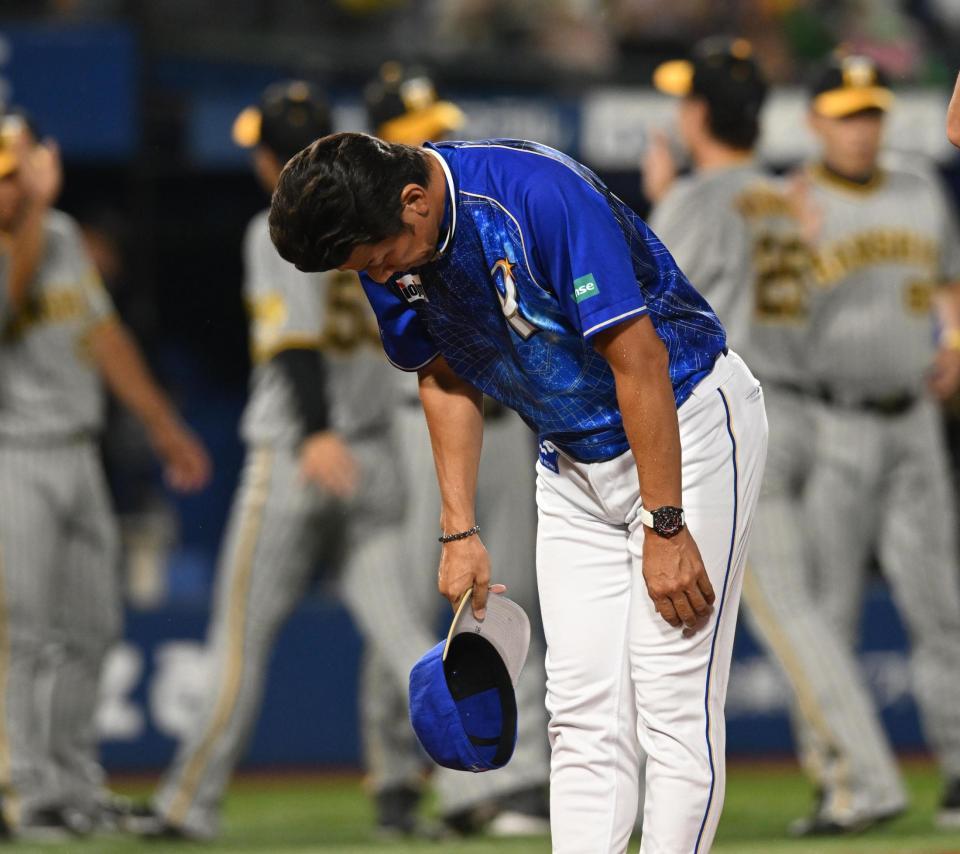 　阪神に３タテされがっくりの三浦監督（撮影・金田祐二）