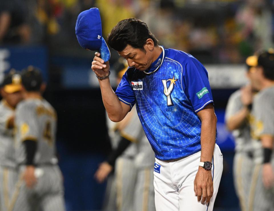 　阪神に３タテされがっくりの三浦監督（撮影・金田祐二）