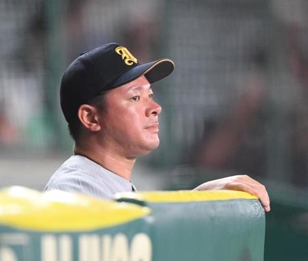 　８回、戦況を見守る仙台育英・須江航監督（撮影・中田匡峻）