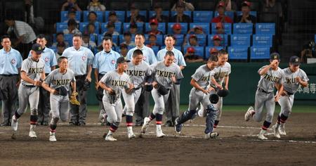 　１９得点で浦和学院に快勝し、笑顔でスタンドにかけ出す仙台育英ナイン（撮影・伊藤笙子）
